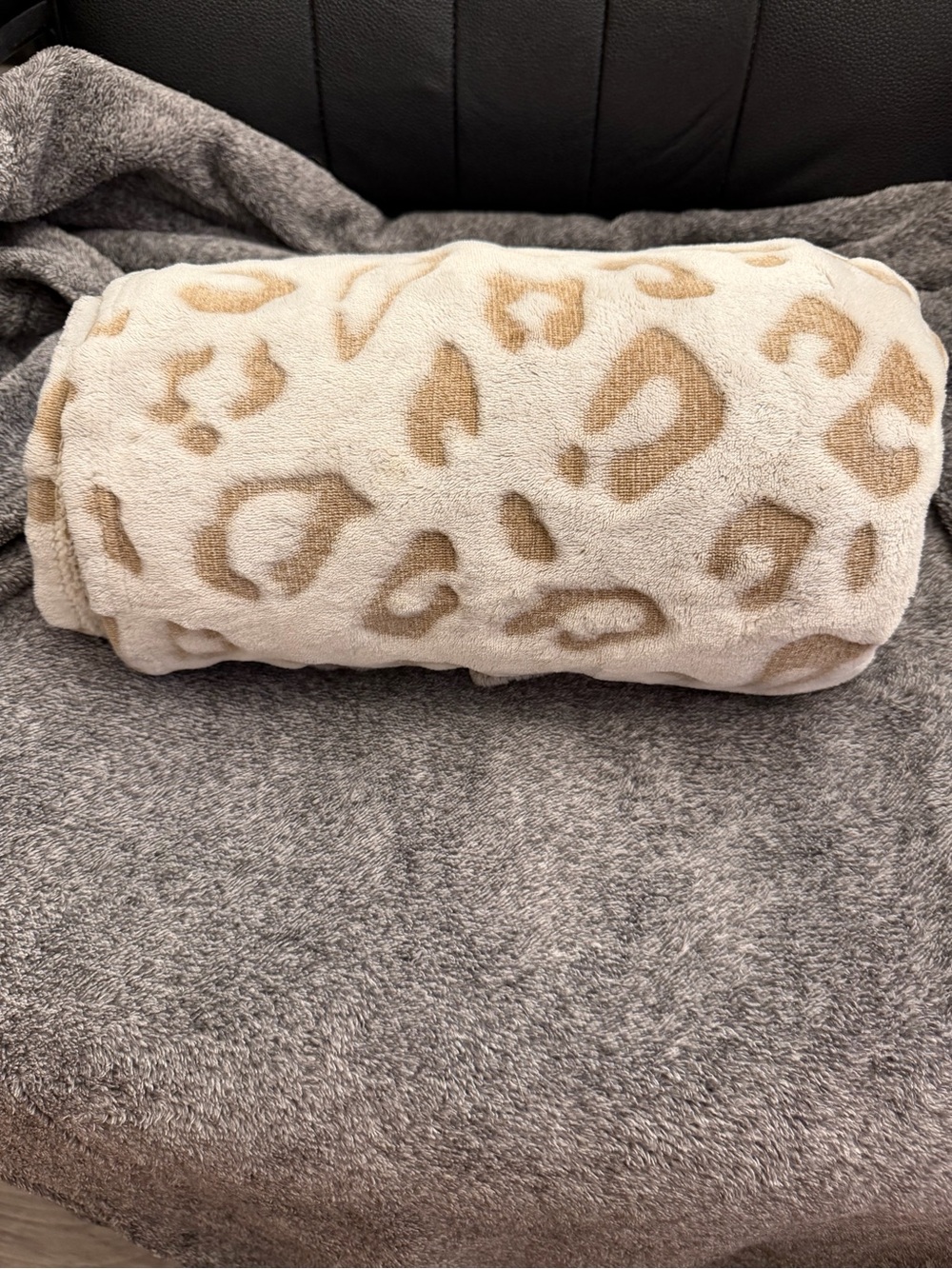 Plush Leopard Print Fleece Throw Blanket - Cream & Tan